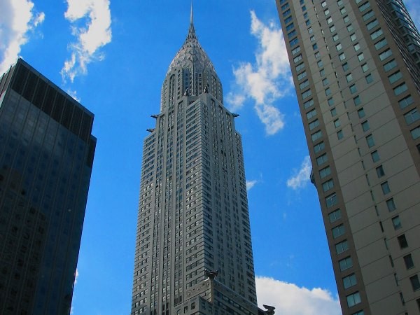 6. The Chrysler Building (Mỹ) Tòa nhà Chrysler, tọa lạc tại thành phố New York, là một công trình tiêu biểu của phong cách Art Deco, và cũng là tòa nhà nổi tiếng, đẹp bậc nhất thế giới. Chrysler có chiều cao 319 m với 77 tầng với cái tháp cao 56.3m (185ft) do kiến trúc sư William Van Alen thiết kế. Chrysler được hoàn thành vào năm 1930 và đã từng là tòa nhà cao nhất thế giới.